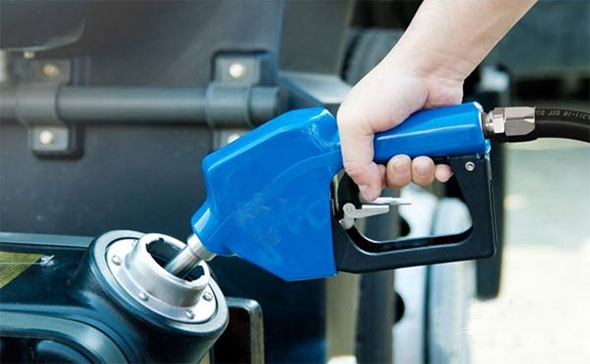 車用尿素加(jia)注時需防雜(zá)質防溢出