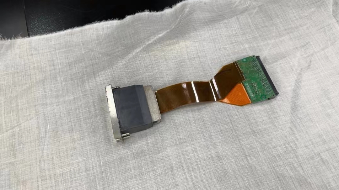 數碼印花(huā)機墨水幹在(zài)噴頭上如何(he)清洗?